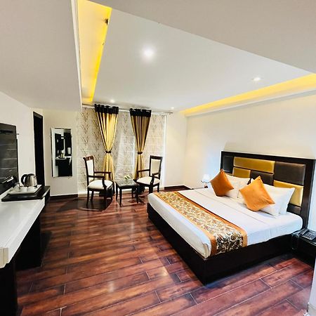Hotel Aura Ip Grand Karkardooma Metro Station New Delhi Couple Friendly Extérieur photo