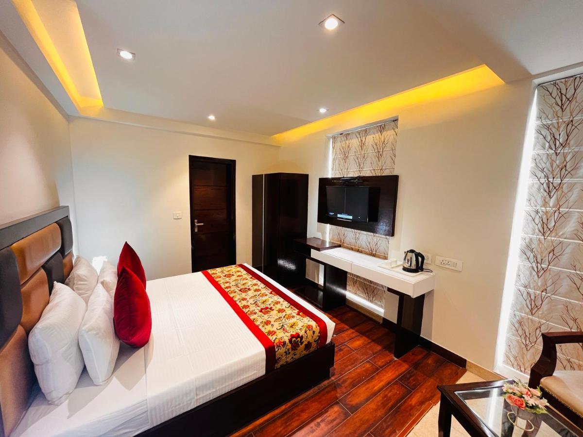 Hotel Aura Ip Grand Karkardooma Metro Station New Delhi Couple Friendly Extérieur photo