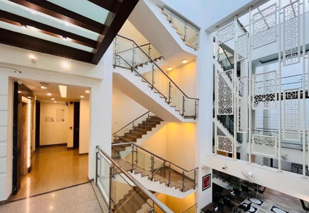 Hotel Aura Ip Grand Karkardooma Metro Station New Delhi Couple Friendly Extérieur photo