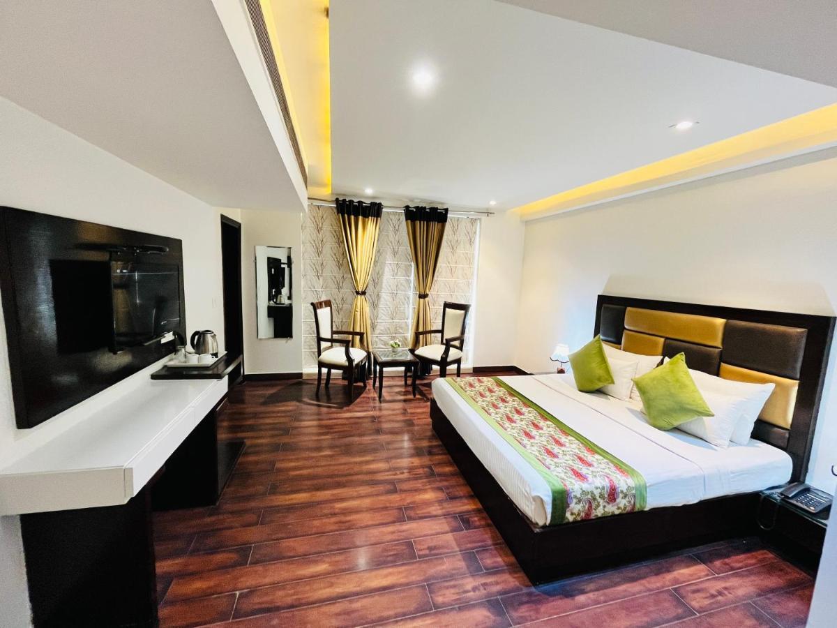 Hotel Aura Ip Grand Karkardooma Metro Station New Delhi Couple Friendly Extérieur photo