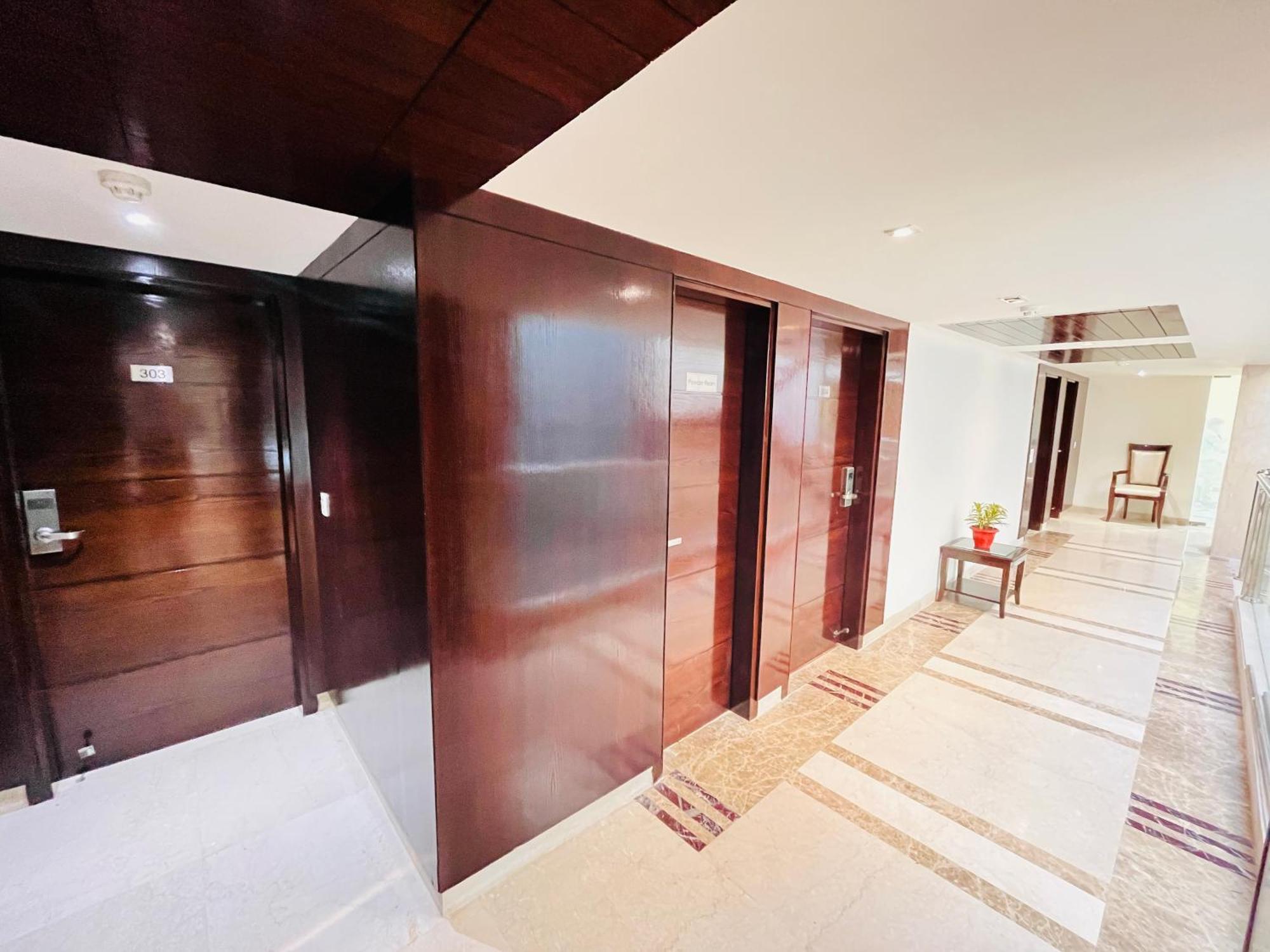 Hotel Aura Ip Grand Karkardooma Metro Station New Delhi Couple Friendly Extérieur photo