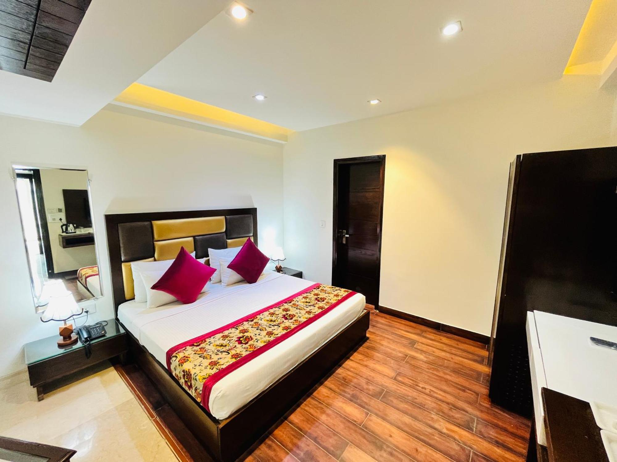 Hotel Aura Ip Grand Karkardooma Metro Station New Delhi Couple Friendly Extérieur photo