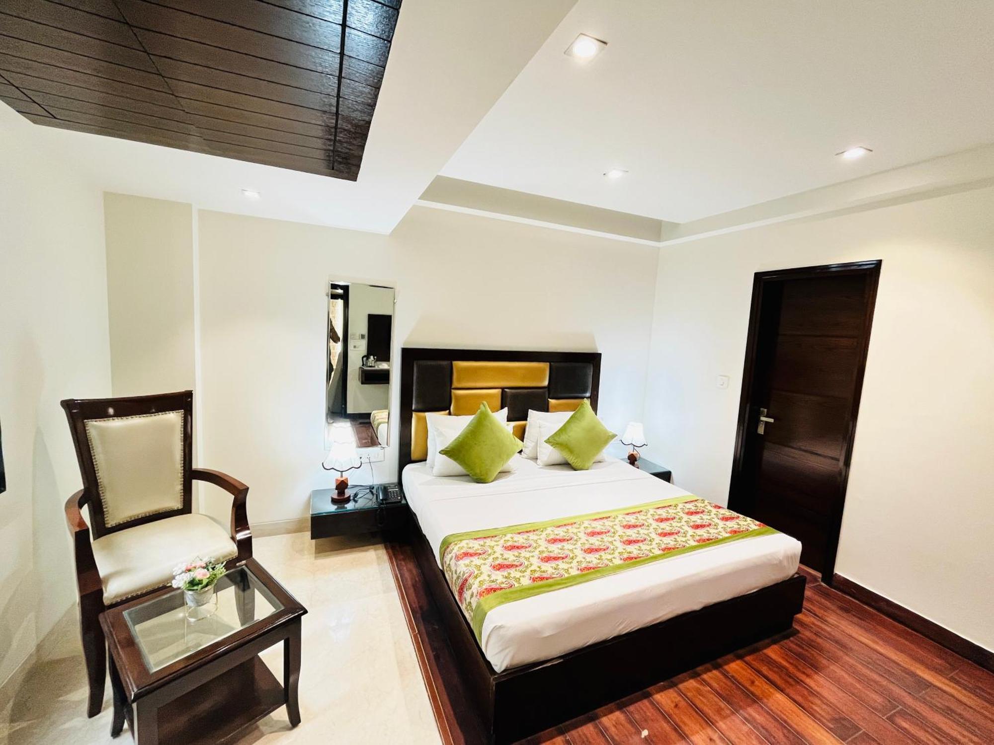 Hotel Aura Ip Grand Karkardooma Metro Station New Delhi Couple Friendly Extérieur photo