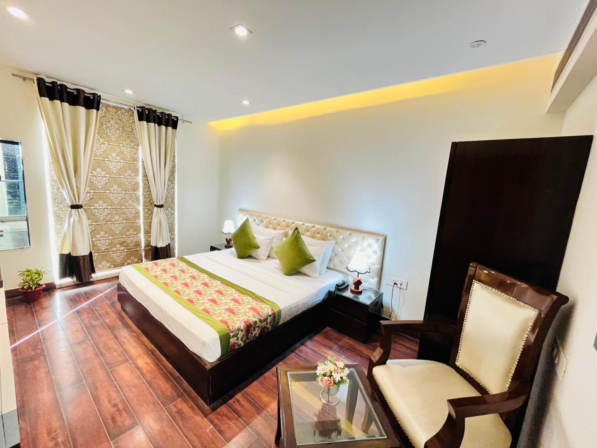 Hotel Aura Ip Grand Karkardooma Metro Station New Delhi Couple Friendly Extérieur photo