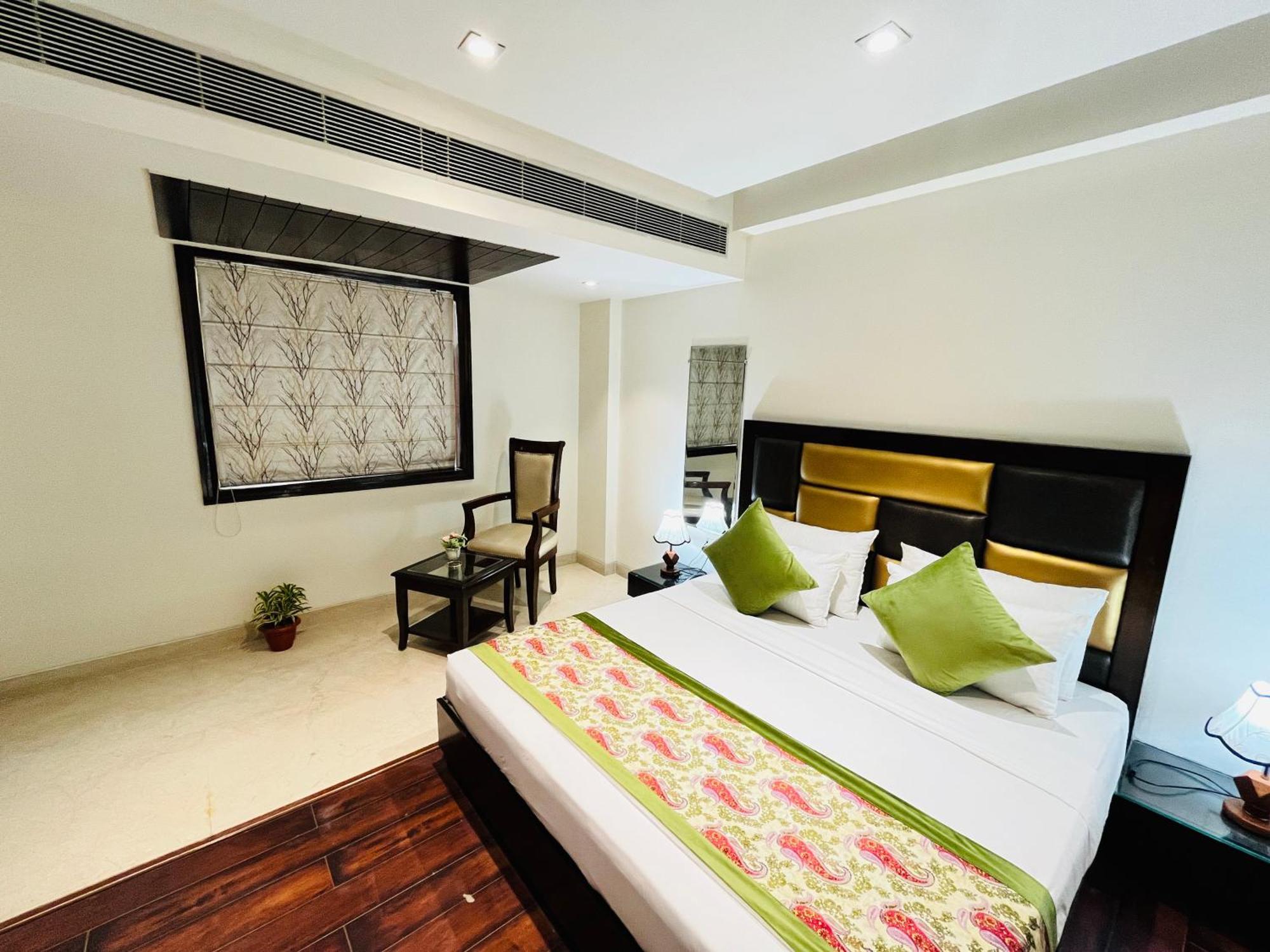 Hotel Aura Ip Grand Karkardooma Metro Station New Delhi Couple Friendly Extérieur photo