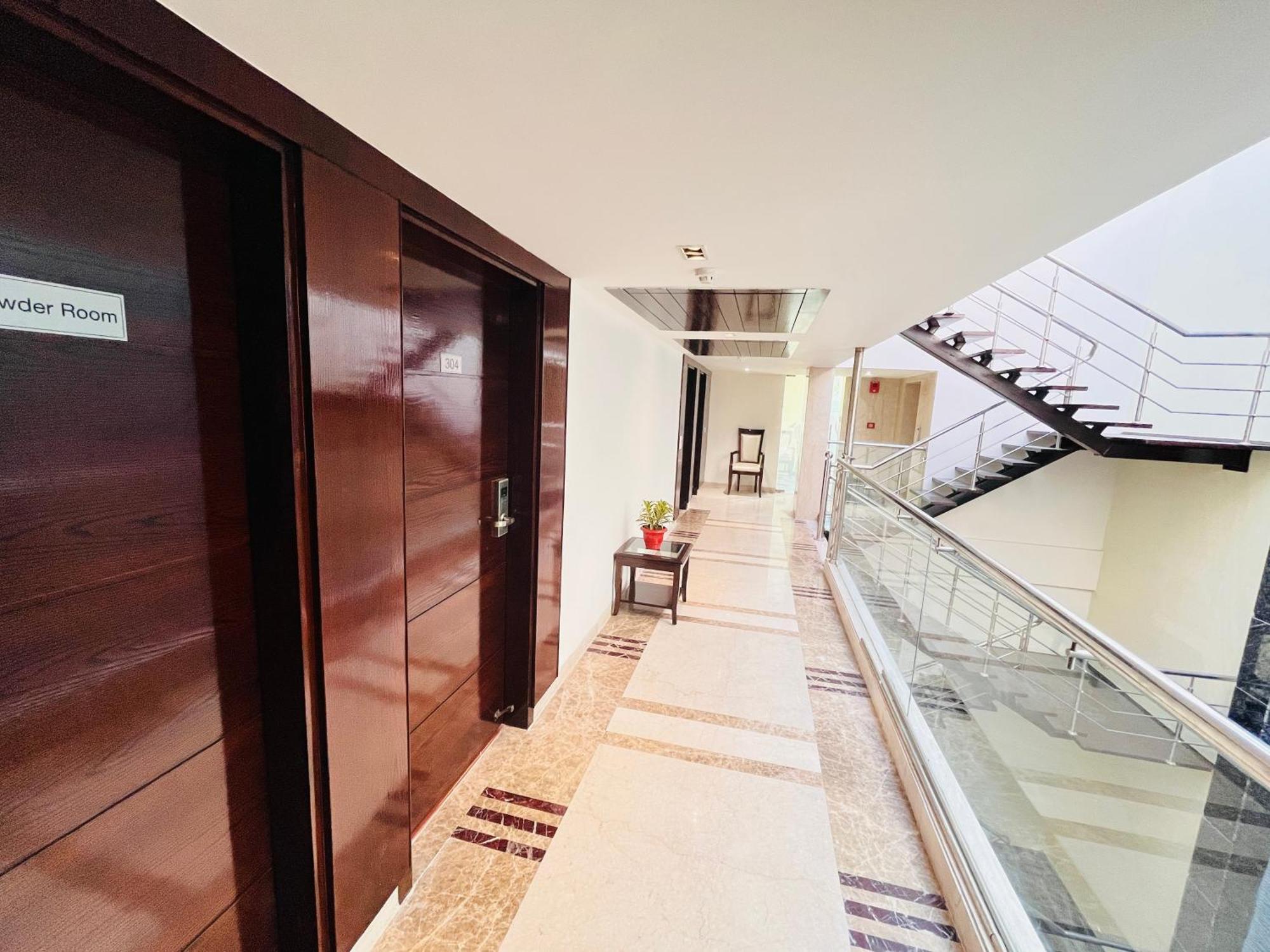 Hotel Aura Ip Grand Karkardooma Metro Station New Delhi Couple Friendly Extérieur photo