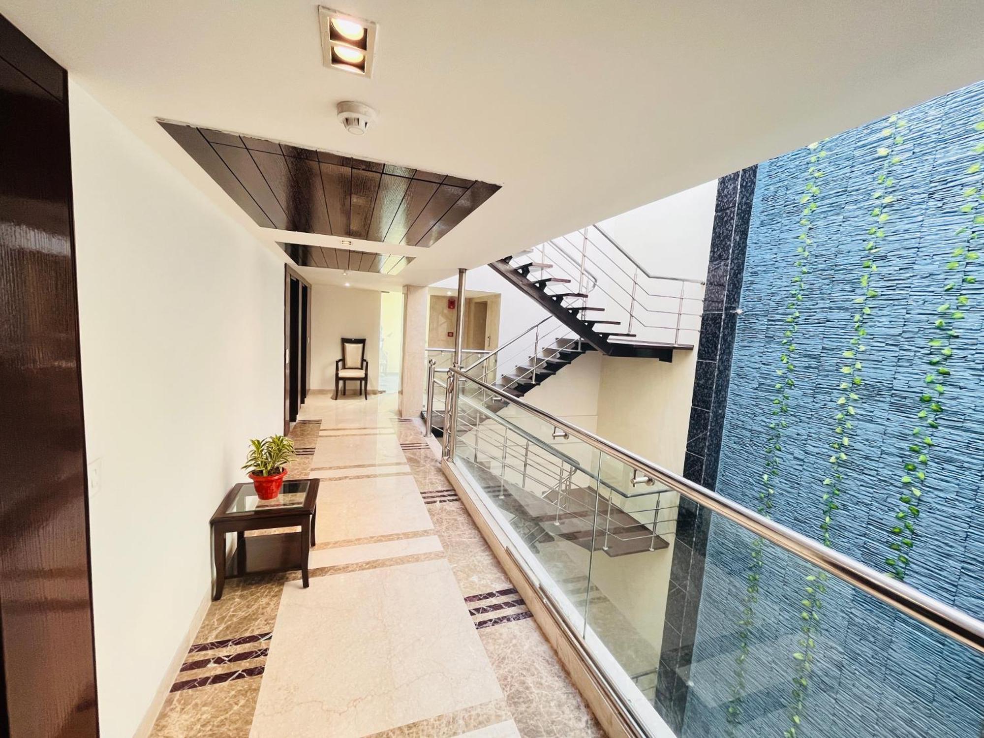 Hotel Aura Ip Grand Karkardooma Metro Station New Delhi Couple Friendly Extérieur photo